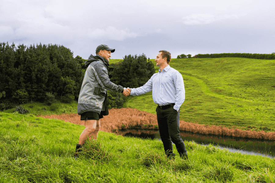 Image of Rabobank Agribusiness Manager and client