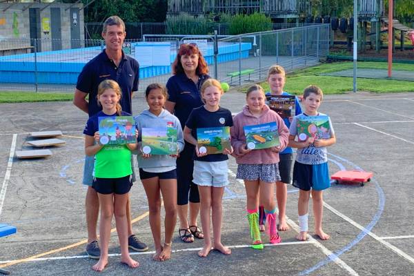 Rabobank Upper North Island Client Council Chair Donna Arnold (centre) and Deputy Chair Johan Van Rus (left) with students from Tatuanui School and their ‘George the Farmer’ books.